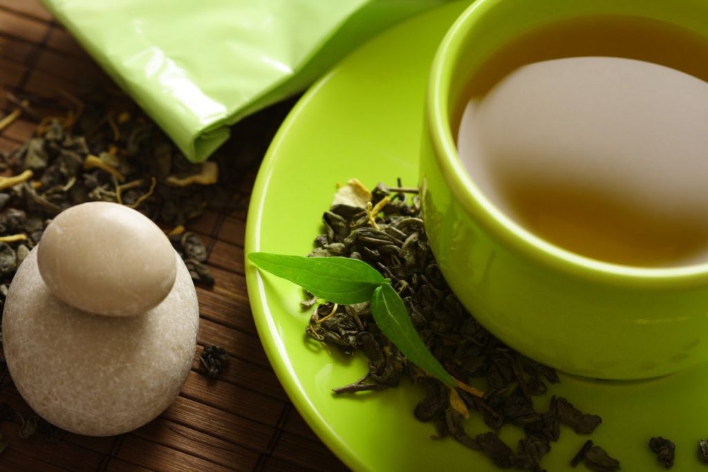 Té verde es estimulante y energizante. Beneficia la concentración y la memoria. El responsable de estas cualidades sería el compuesto contenido por el té verde conocido como epigalocatequina galate. Son catequinas, sustancias antioxidantes.