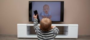 ¿Cuántas horas pasan viendo televisión los niños?