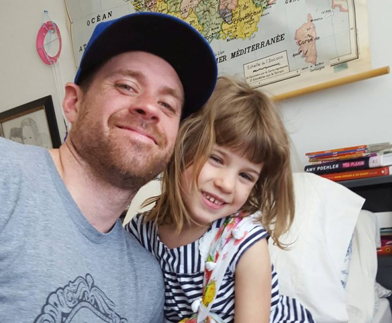 Un papá se tatúa por sus hijas, ¡y la razón te sorprenderá!