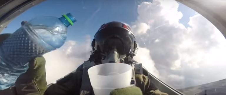 Agua versus gravedad: Piloto registró el efecto en pleno vuelo