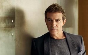 Antonio Banderas se dejó ver en Algarrobo con un particular look