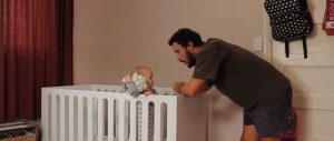 Tutorial: Este divertido papá enseña cómo hacer dormir a un bebé