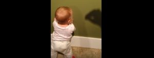 Mira la tierna reacción de una bebé al ver la sombra de su mamá en la pared