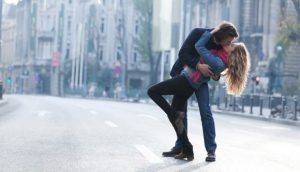 ¿Es posible? Pareja fue detenida después de besarse en la calle