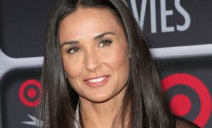 Demi Moore luce con orgullo sus canas