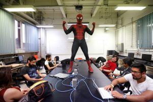 Profesor se disfraza de Spiderman para realizar sus clases