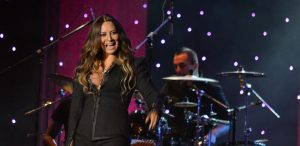 ¡Linda siempre! Myriam Hernández sorprendió con juvenil y arriesgado look