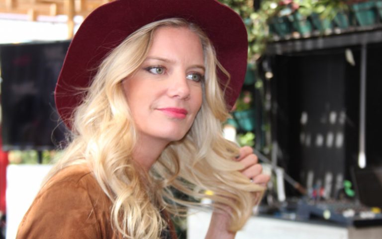 Javiera Acevedo disfruta de las playas de España en topless