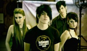 Ex Kudai se luce en alfombra roja de evento en México