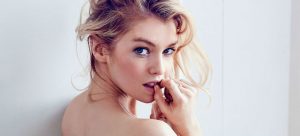 La ex polola de Miley Cyrus fue elegida la mujer más sexy