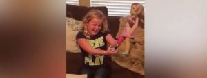 La reacción de esta niña al recibir una muñeca emociona a millones de personas