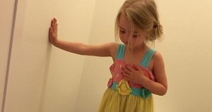 ¿Por qué la foto de esta tierna niña provocó una debate a nivel mundial?