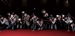 Famosa cantante reconoció que no tiene miedo de salir con mujeres