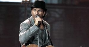 Ricardo Arjona chochea con su guapa hija Adria