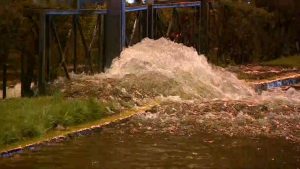 #AlertaFMDOS Rotura de matriz en Providencia provoca cortes de tránsito y Metro