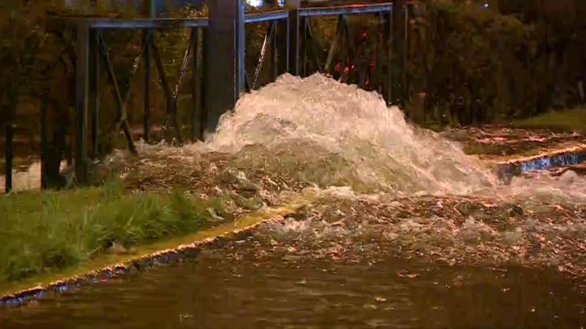 #AlertaFMDOS Rotura de matriz en Providencia provoca cortes de tránsito y Metro