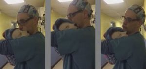 Mira la conmovedora reacción de un veterinario con el perrito que operó