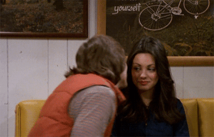 Ashton Kutcher y Mila Kunis gif