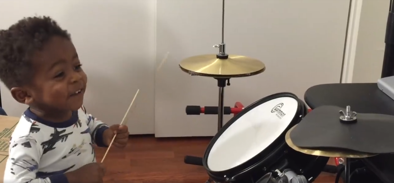 ¡Aww! Imposible no enamorarse de este baterista de dos años