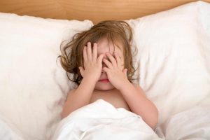 ¿Tu hijo no quiere dormir solo? Ayúdalo con estos tips
