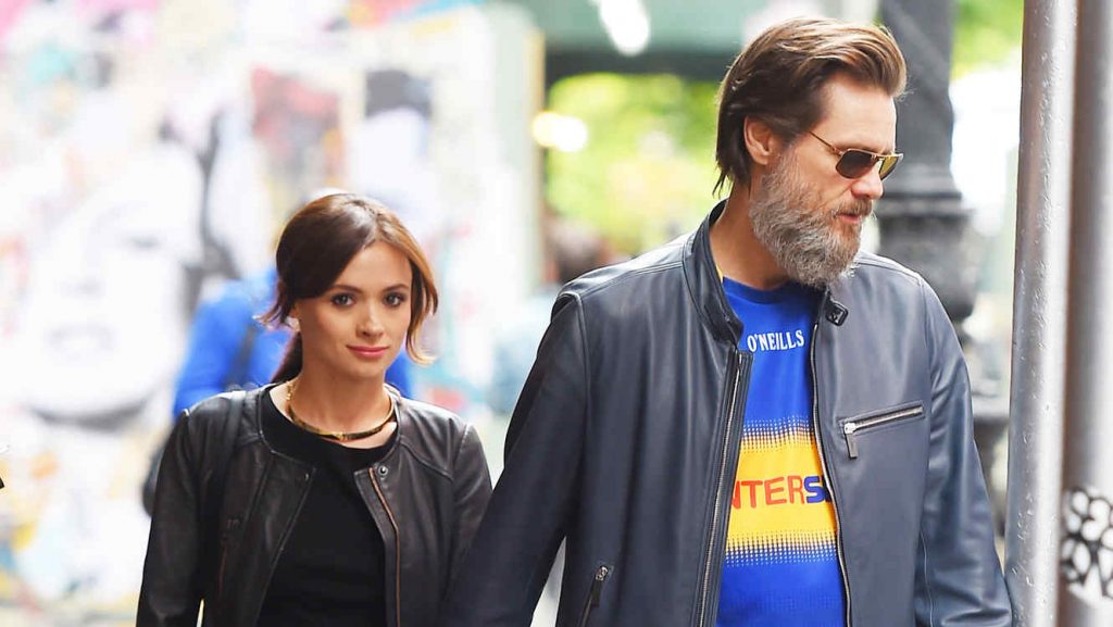 Jim Carrey and his girlfriend hold hands in SoHo