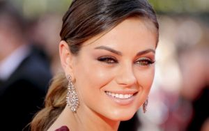 Mila Kunis luce su embarazo en alfombra roja de su nueva película