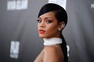 Rihanna recibió un particular regaló de una fan durante un concierto