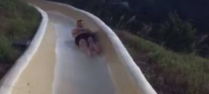 ¡Pasó un gran susto! La caída de este hombre de un tobogán tiene más de un millón de reproducciones