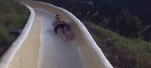 ¡Pasó un gran susto! La caída de este hombre de un tobogán tiene más de un millón de reproducciones