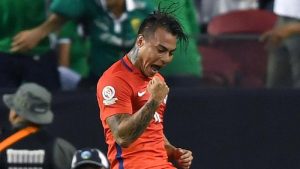 Eduardo Vargas se tatúa dos grandes triunfos de su vida
