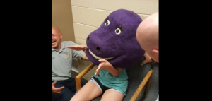 Joven quedó atrapada en una máscara de Barney y tuvo que recurrir a bomberos para retirarla