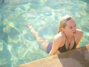 "Querida chica del bañador verde": la carta viral para una joven acomplejada por su cuerpo