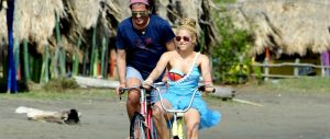 ¡Súbete a "La bicicleta"! 🚴 Carlos Vives y Shakira estrenan el video de su nueva canción