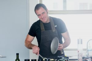Amante de las motos y la cocina chilena: Conoce más a nuestro chef Cristián Correa