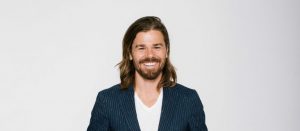 Él se bajó el sueldo para subírselo a sus empleados y así le dieron las gracias