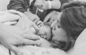 Una mujer decidió fotografiar ella misma el nacimiento de su hija