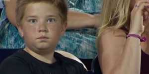 Mira por qué este niño captó la atención de las cámaras en pleno partido de béisbol