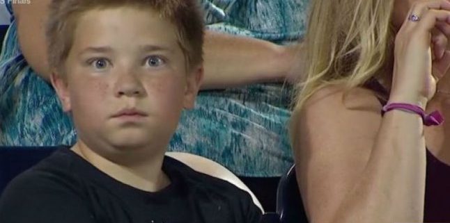 Mira por qué este niño captó la atención de las cámaras en pleno partido de béisbol