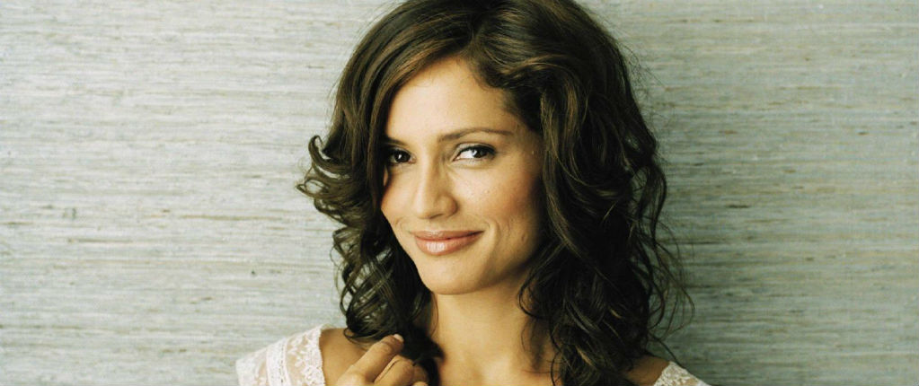 Leonor Varela en fondo gris