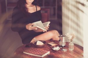 Famosa actriz de Hollywood escribirá su libro y revelará sus momentos más duros