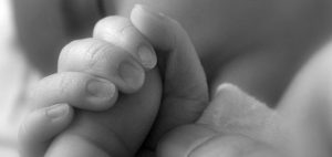 Conmoción por la historia de bebé chileno abandonado que dormía en el refrigerador