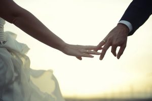 Reconocida modelo recibe críticas por casarse con un hombre millonario 36 años mayor que ella