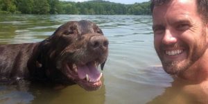 ¡Dejó todo para cuidar a su perro con cáncer!