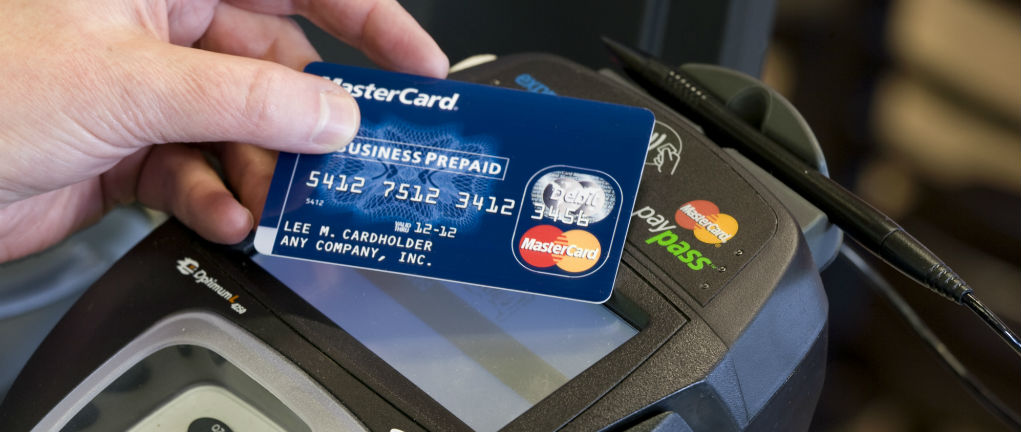 ¿Sabías que en una semana ingerimos el plástico equivalente a una tarjeta de crédito?