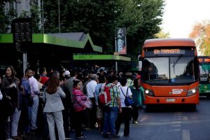 ¡Insólito! Bus del Transantiago se partió en dos en plena calle