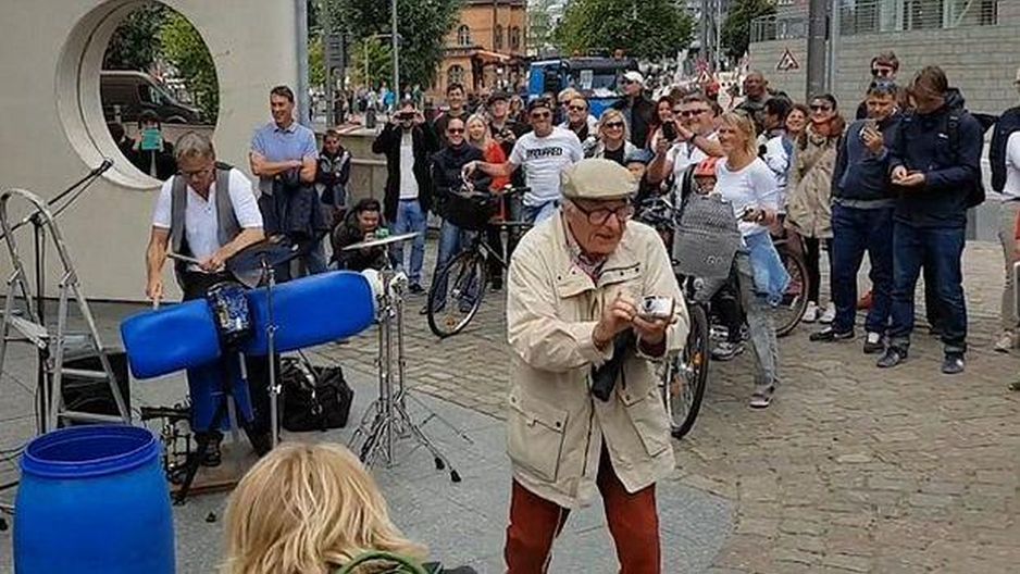 ¡Se pasó! Abuelo bailarín se toma las redes sociales