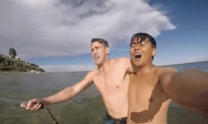 La reacción de este turista al nadar en un lago muy frío se vuelve viral