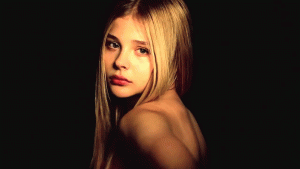 ¡Wow! Chloe Grace Moretz posó en topless para el hijo de David Beckham