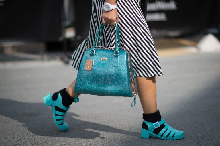 ¿Usarías sandalias con calcetines? ¡Aylén Milla sí!