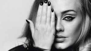 Adele pidió disculpas y sin maquillaje